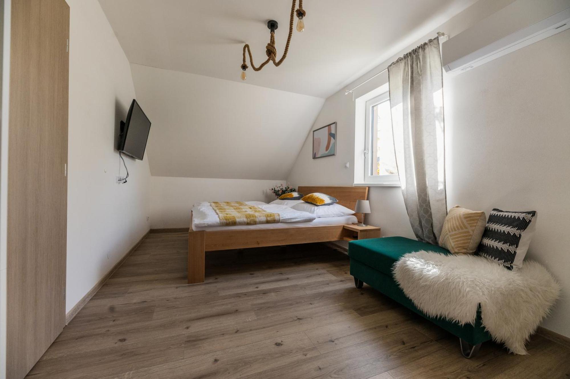 Vila Rekreacni Dum U Jezer, Milovice 6 Exteriér fotografie