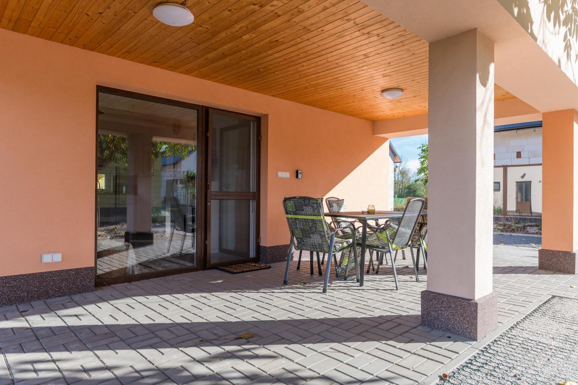 Vila Rekreacni Dum U Jezer, Milovice 6 Exteriér fotografie